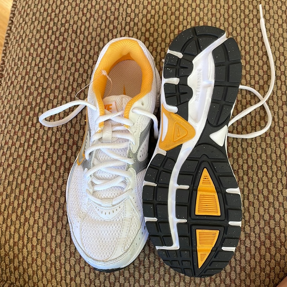 Nike Dart 7 Women’s 7.5 Running Shoes